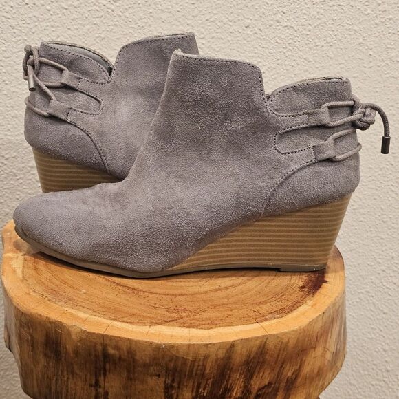 Womens Maurices 98218 Tasha‎ Gray Wedge Ankle Boots Back Lace Up Size 6.5 - Picture 1 of 13